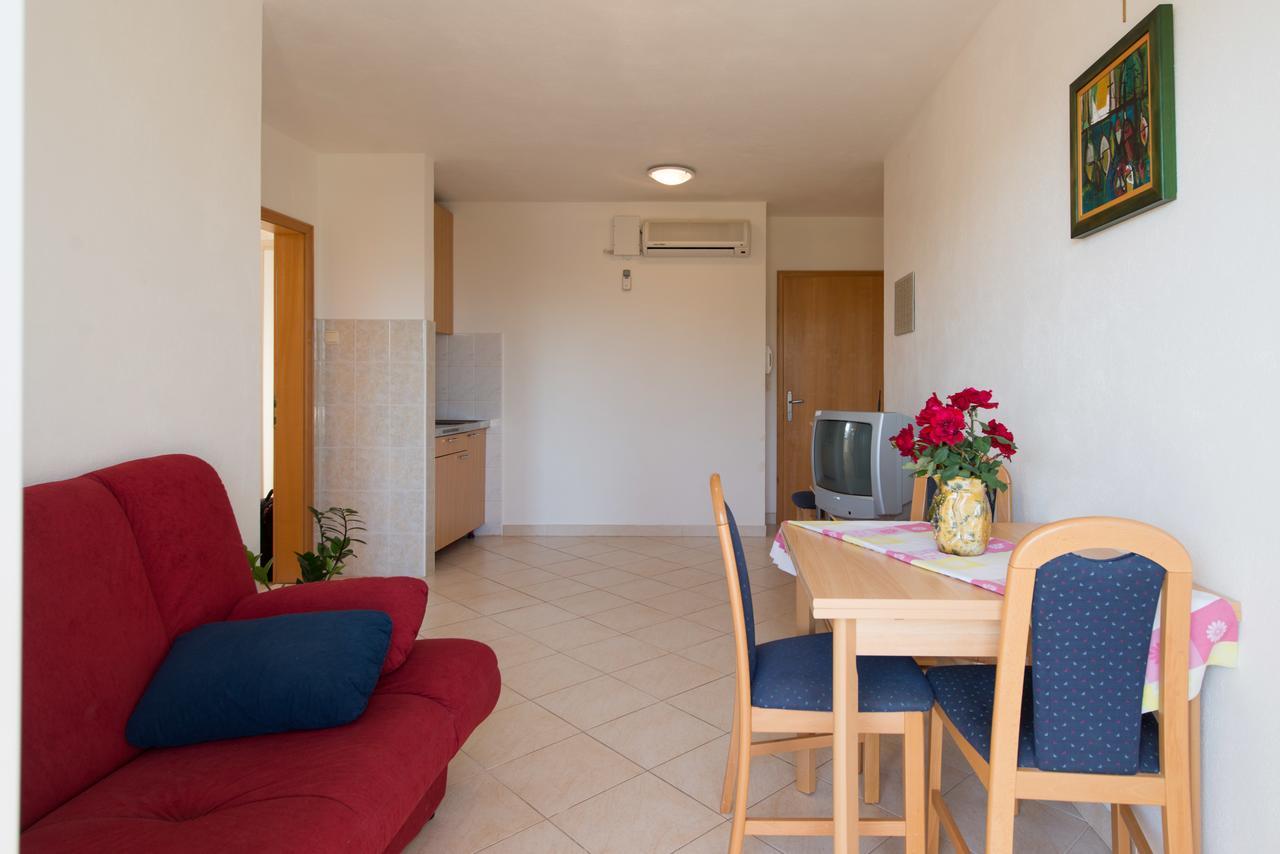 Sun House Apartments Bol Exterior photo